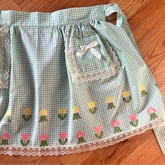 Vintage 100% cotton green gingham embroidered apron with lace trim -love… - Picture 5 of 12